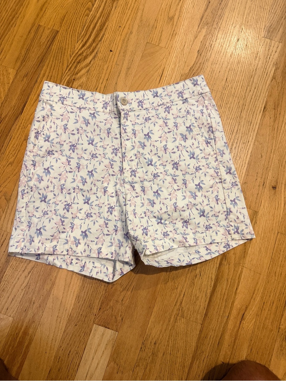 Ladies Size Large JACHS Girlfriend White Shorts w/Lavender & Pink Floral Print